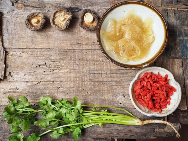 Vue Dessus Aileron Requin Avec Champignons Coriandre Sur Table Bois — Photo