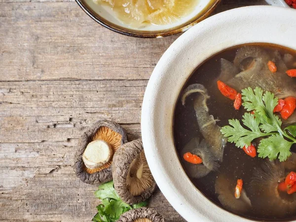 Köpekbalığı yüzgeci ahşap arka plan üzerinde ile geleneksel Çince çorba 