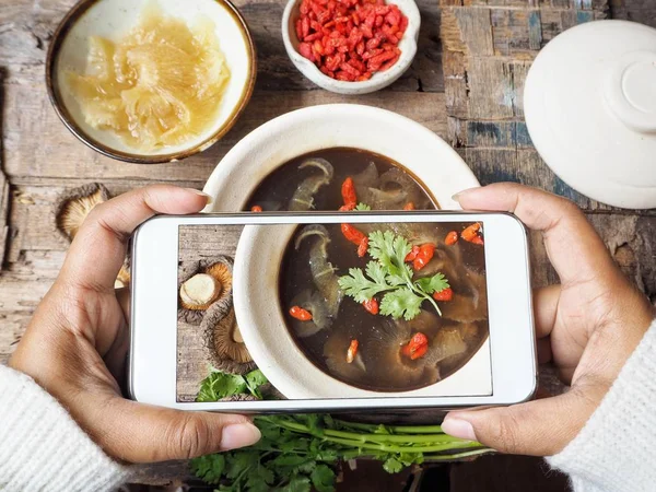 Kadın alarak fotoğraf köpekbalığı yüzgeci Smartphone ile Çin çorbası