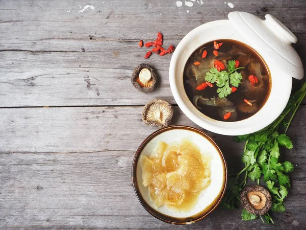 Köpekbalığı yüzgeci ahşap arka plan üzerinde ile geleneksel Çince çorba 