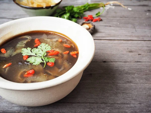 Köpekbalığı yüzgeci ahşap arka plan üzerinde ile geleneksel Çince çorba 
