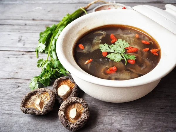 Köpekbalığı yüzgeci ahşap arka plan üzerinde ile geleneksel Çince çorba 