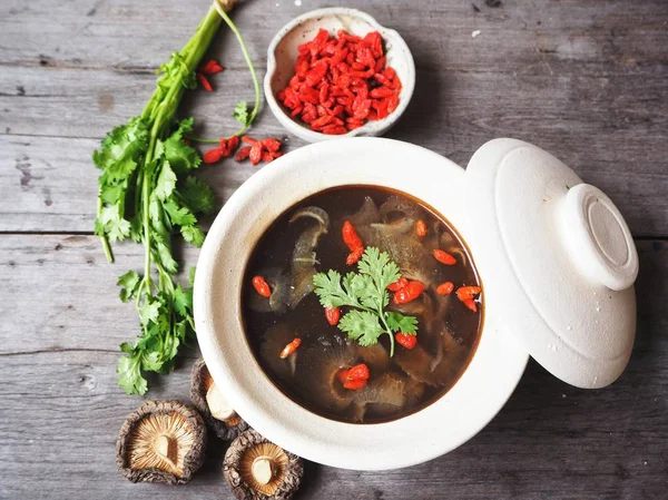 Köpekbalığı yüzgeci ahşap arka plan üzerinde ile geleneksel Çince çorba 