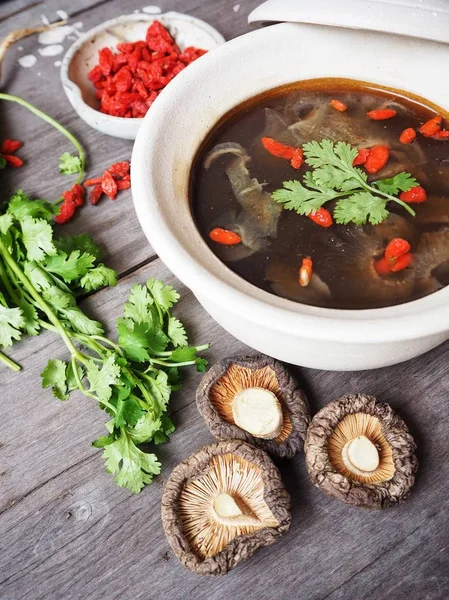 Köpekbalığı yüzgeci ahşap arka plan üzerinde ile geleneksel Çince çorba 