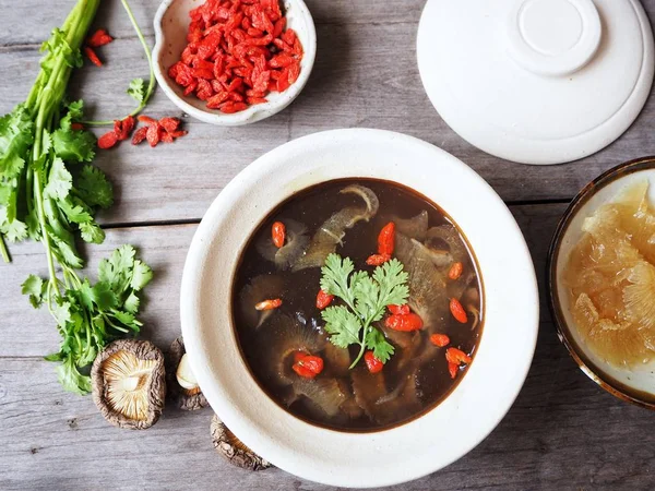Köpekbalığı yüzgeci ahşap arka plan üzerinde ile geleneksel Çince çorba 