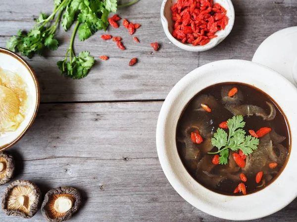 Köpekbalığı yüzgeci ahşap arka plan üzerinde ile geleneksel Çince çorba 