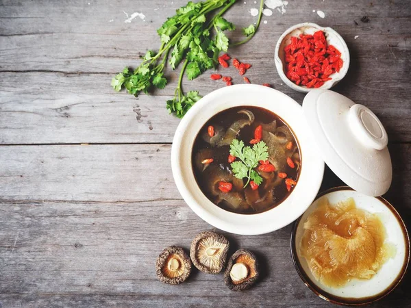 Köpekbalığı yüzgeci ahşap arka plan üzerinde ile geleneksel Çince çorba 