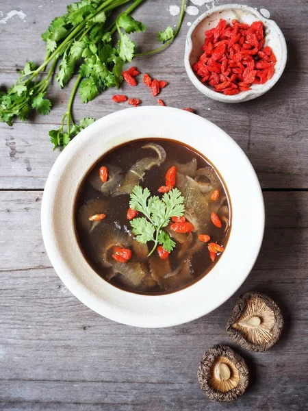 Köpekbalığı yüzgeci ahşap arka plan üzerinde ile geleneksel Çince çorba 