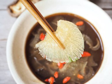 Köpekbalığı yüzgeci ahşap arka plan üzerinde ile geleneksel Çince çorba 