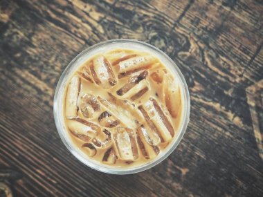 plastik bardak buzlu kahve üstten görünüm rustik ahşap masa üzerinde