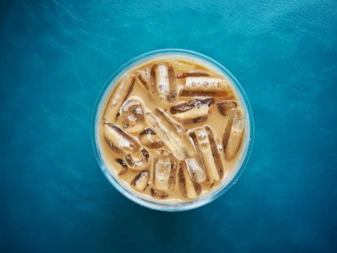 plastik bardak buzlu kahve üstten görünüm üzerinde mavi masa üstü