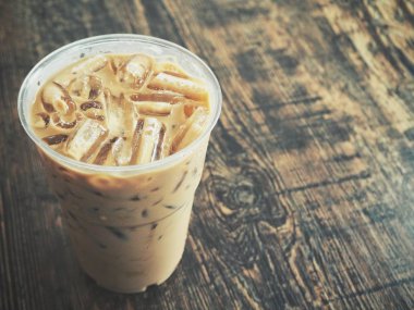 plastik bardak buzlu kahve rustik ahşap tablo