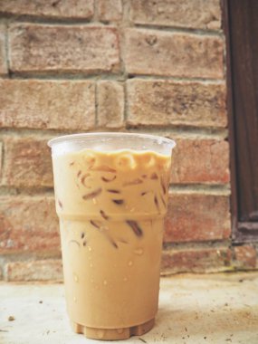 plastik kap tuğla duvar önünde lezzetli buzlu kahve yakın çekim vurdu