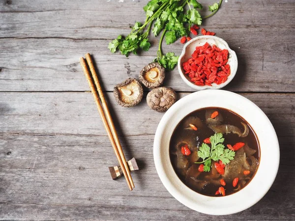 Köpekbalığı yüzgeci ahşap arka plan üzerinde ile geleneksel Çince çorba 