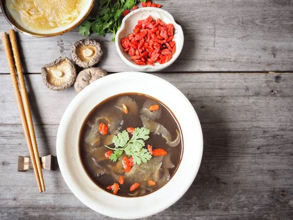 Köpekbalığı yüzgeci ahşap arka plan üzerinde ile geleneksel Çince çorba 