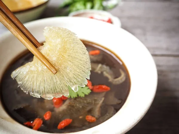 Köpekbalığı yüzgeci ahşap arka plan üzerinde ile geleneksel Çince çorba 