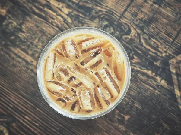 plastik bardak buzlu kahve üstten görünüm rustik ahşap masa üzerinde