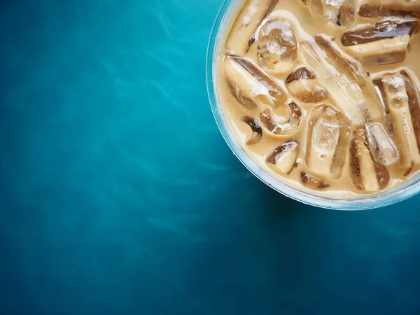 Vue Dessus Tasse Plastique Délicieux Café Glacé Sur Plateau Bleu — Photo