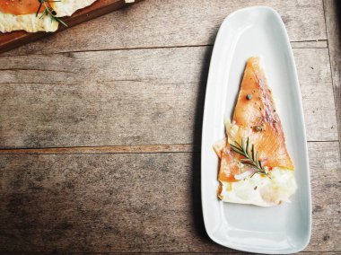 ahşap masa üzerinde füme somon ile lezzetli taze pizza üstten görünüm