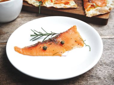 baharat ile lezzetli füme somon beyaz tabakta görmek