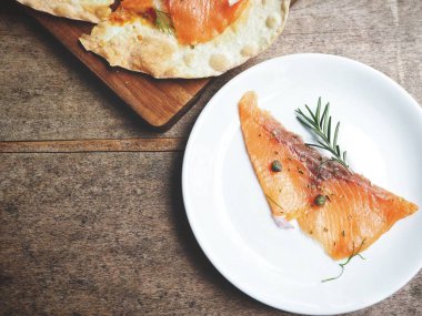 lezzetli füme somon üstten görünüm beyaz plaka üzerinde