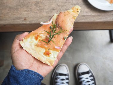 Füme somon pizza yandan