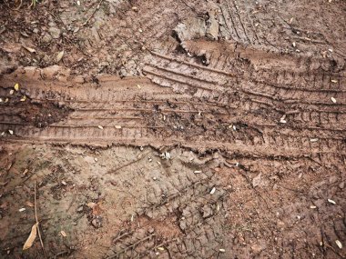 Kirli yol yüzeyinde tekerlek izi görünümü Kapat