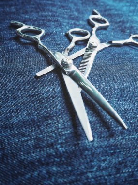 Saç kesme Makası denim arka plan üzerinde