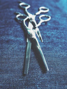 Saç kesme Makası denim arka plan üzerinde