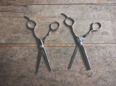 Ahşap arka plan üzerinde saç kesme Makası