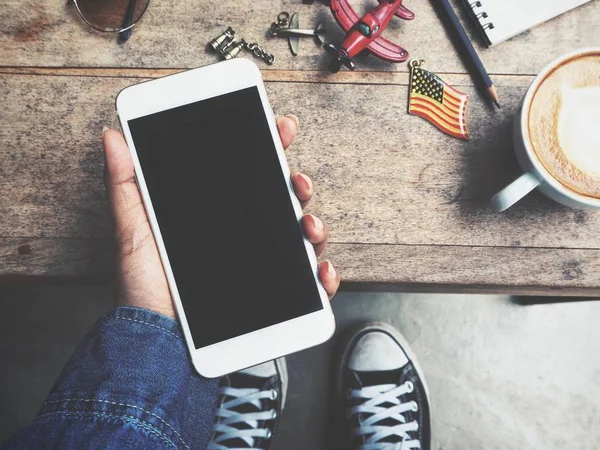 Modern smartphone kullanan kadın görünümü Kapat