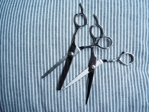 Dvojice Vlasy Nůžky Pozadí Džínovina — Stock fotografie