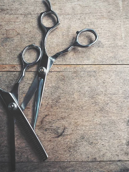 Eski ahşap arka plan üzerinde saç kesme Makası