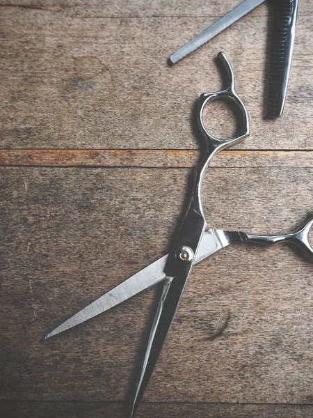 Eski ahşap arka plan üzerinde saç kesme Makası