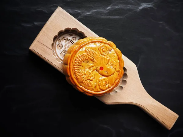 Traditionelles Fest Chinesischer Mondkuchen Auf Holzbrett Über Schwarzem Steinhintergrund — Stockfoto