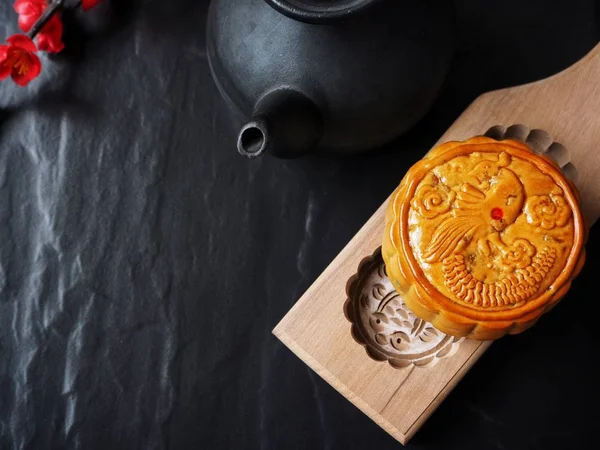 Traditionnel Festival Chinois Gâteau Lune Avec Des Fleurs Rouges Sur — Photo