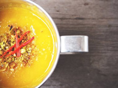 Geleneksel Hint içki Mango lassi ahşap arka plan üzerinde