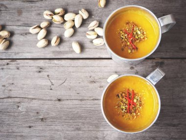 Geleneksel Hint içki Mango lassi ahşap arka plan üzerinde