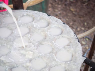 şeker ve un hazırlık süreci ile Hindistan cevizi sütü karıştırın görünümünü kapat