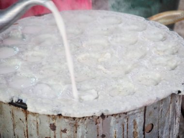 şeker ve un hazırlık süreci ile Hindistan cevizi sütü karıştırın görünümünü kapat