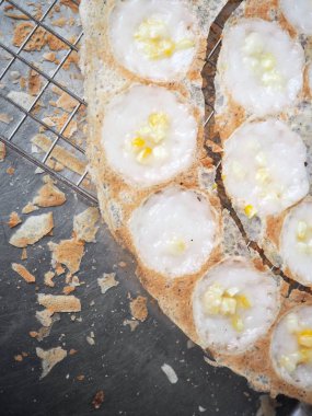 şeker ve un ile Hindistan cevizi sütü karıştırın görünümünü kapat