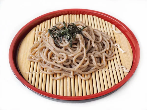 Traditionele Japanse Gerechten Soba Noedels Rode Kom Geïsoleerd Witte Achtergrond — Stockfoto