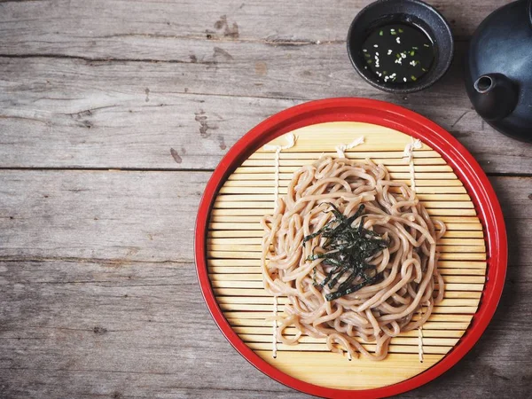 Geleneksel Japon Yemekleri Soba Noodle Kırmızı Kase — Stok fotoğraf