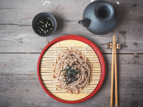 Geleneksel Japon Yemekleri Soba Noodle Kırmızı Kase — Stok fotoğraf