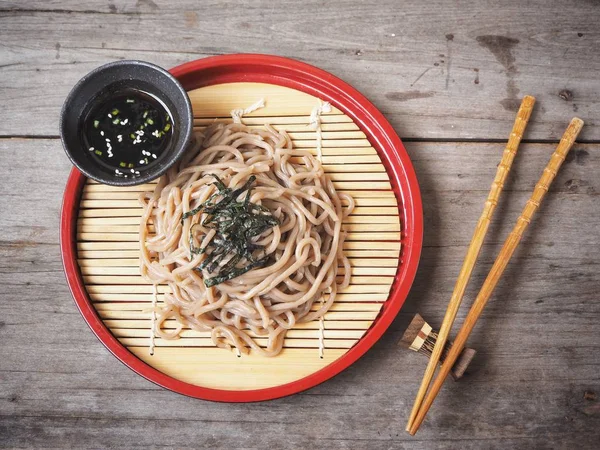 Geleneksel Japon Yemekleri Soba Noodle Kırmızı Kase — Stok fotoğraf