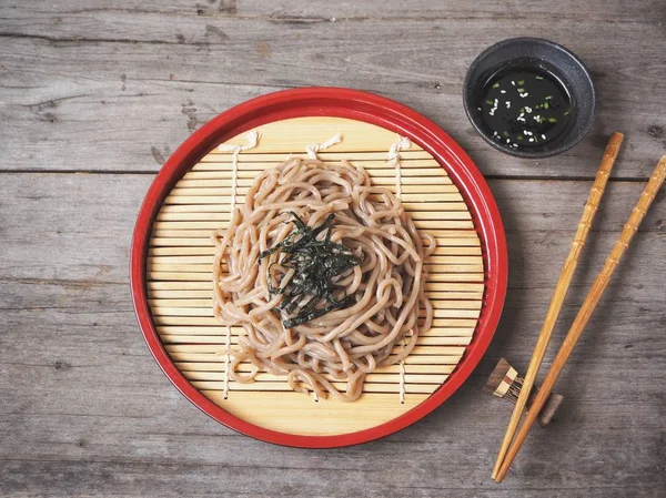 Geleneksel Japon Yemekleri Soba Noodle Kırmızı Kase — Stok fotoğraf