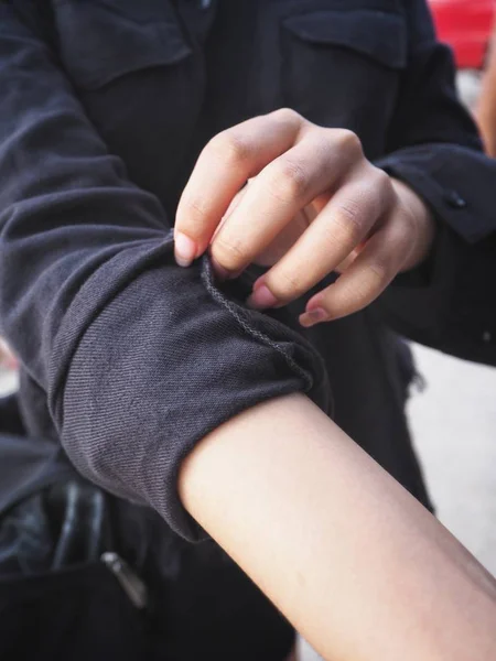 Weergave Van Vrouw Mouwen Oprollen Zwarte Katoenen Shirt Sluit — Stockfoto