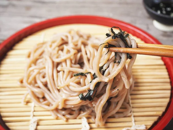 Geleneksel Japon Yemekleri Soba Noodle Kırmızı Kase — Stok fotoğraf