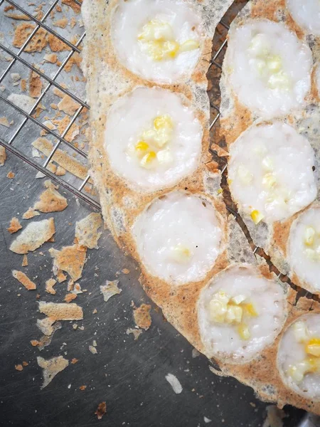 şeker ve un ile Hindistan cevizi sütü karıştırın görünümünü kapat