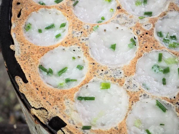 şeker ve un ile Hindistan cevizi sütü karıştırın görünümünü kapat